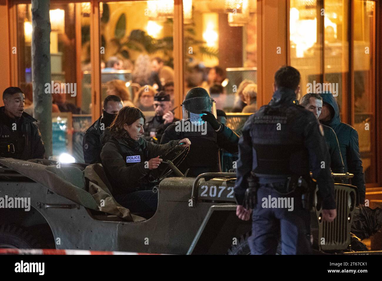 Loik Le Priol (an der Leine, mit Helm), der rechtsextreme Aktivist, vermutete den Mörder des Rugbyspielers Federico Martin Aramburu, als er die Brasserie „Le Mabillon“ am 8. November 2023 in Paris verlässt, während der justiziellen Rekonstruktion der Ereignisse, zusammen mit seinem Anwalt Xavier Nogueras und der Justizpolizei. Aramburu, 42 Jahre alt, wurde am 19. März 2022 getötet, nachdem er und einige Freunde in einen Streit mit einer anderen Gruppe in einem Café im schicken Viertel Saint-Germain verwickelt waren. Loik Le Priol, ein 27-jähriger ehemaliger Marinekommando, wurde über Nacht an der ungarischen Grenze verhaftet Stockfoto