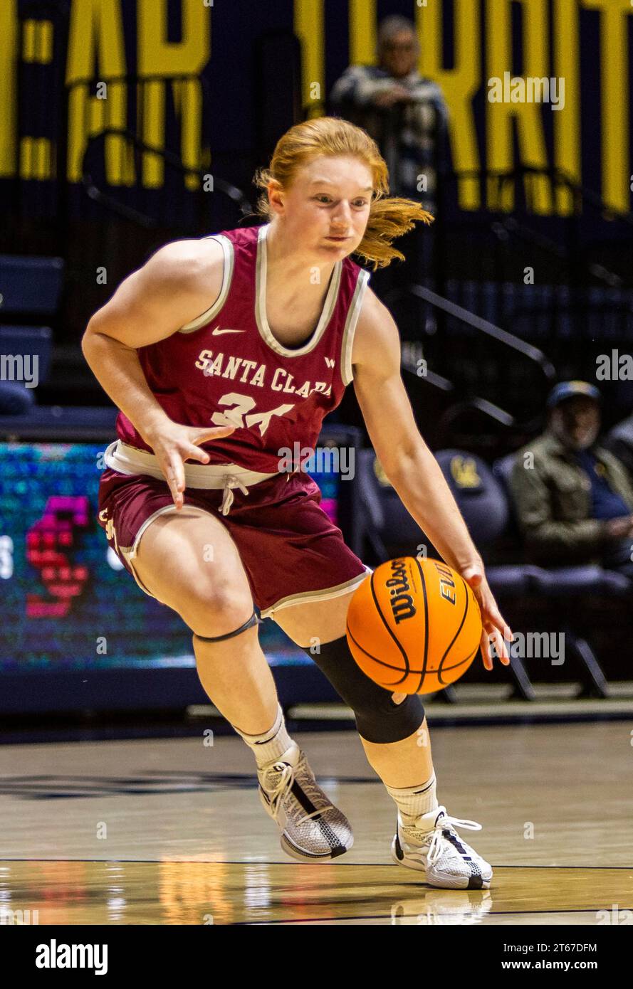 Haas Pavilion Berkeley Calif, USA. November 2023. Der US-amerikanische Santa Clara-Wärter Tess Heal (34) fährt während des NCAA Women's Basketball-Spiels zwischen Santa Clara Broncos und den California Golden Bears zum Korb. Kalifornien schlug Santa Clara 71-56 im Haas Pavilion Berkeley Kalifornien Thurman James/CSM (Bild: © Thurman James/Cal Sport Media). Quelle: csm/Alamy Live News Stockfoto