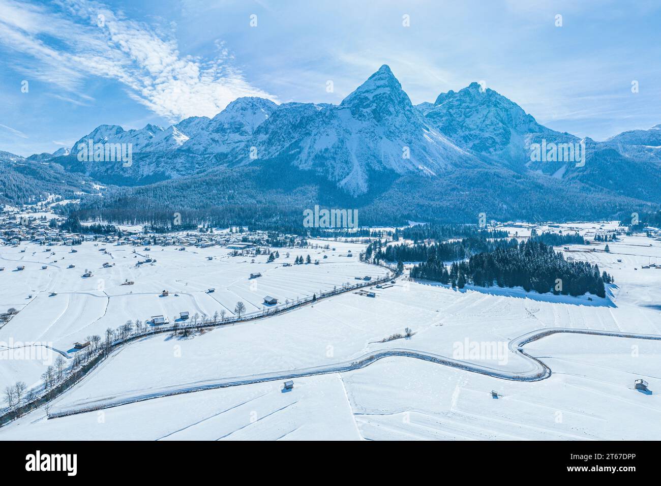 Die wunderschöne winterliche Region rund um Lermoos und Ehrwald in Tirol von oben Stockfoto