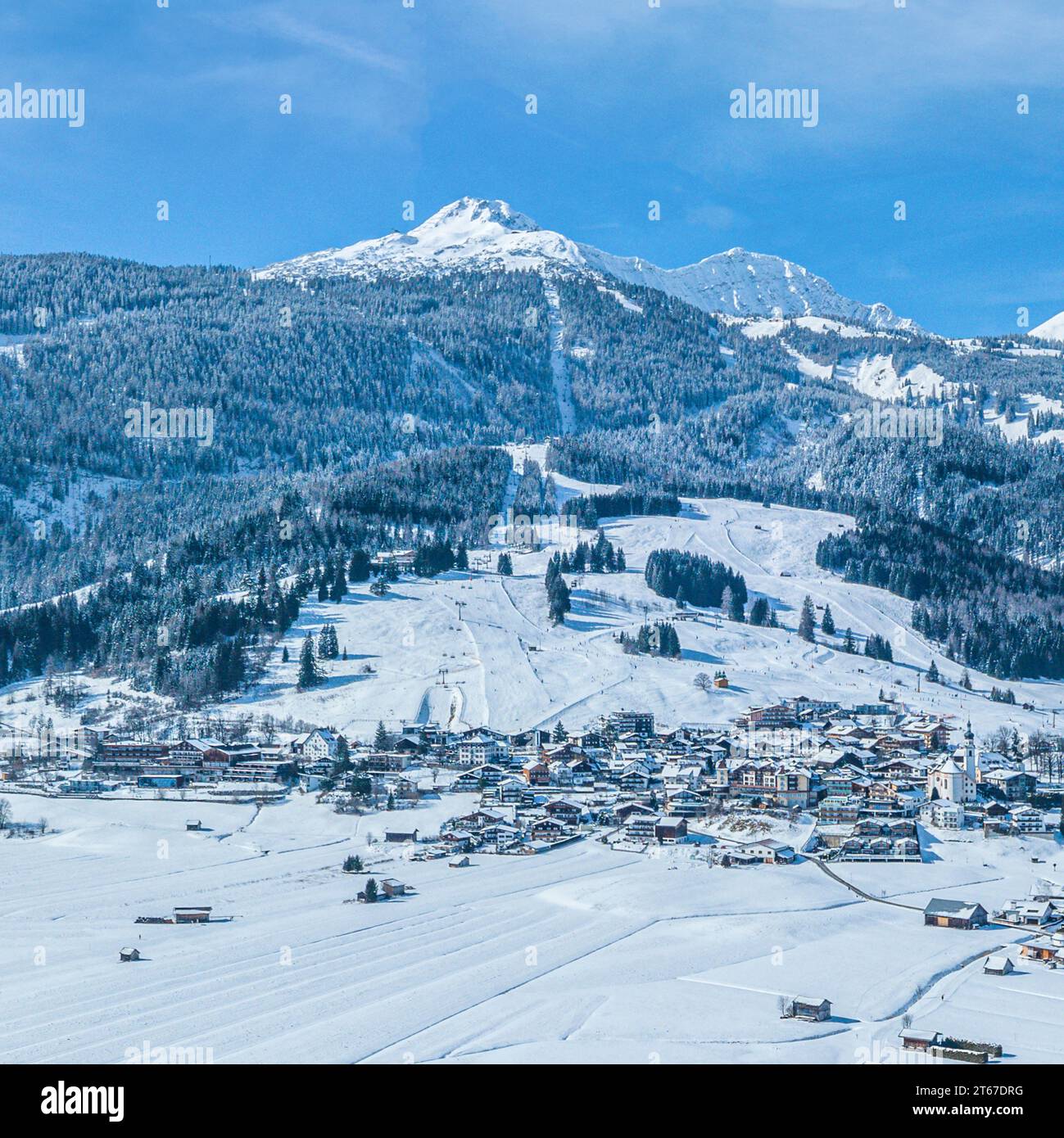 Die wunderschöne winterliche Region rund um Lermoos und Ehrwald in Tirol von oben Stockfoto