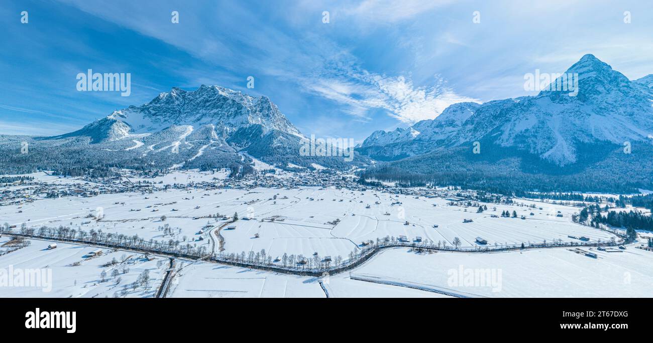 Die wunderschöne winterliche Region rund um Lermoos und Ehrwald in Tirol von oben Stockfoto