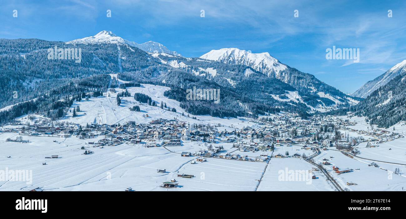 Die wunderschöne winterliche Region rund um Lermoos und Ehrwald in Tirol von oben Stockfoto