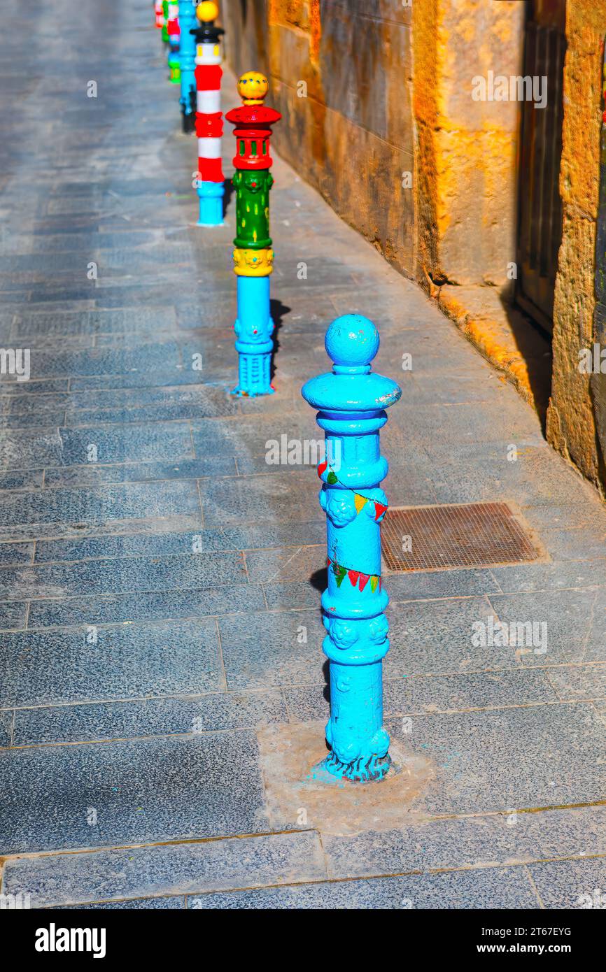 Bunte Säulen auf den Straßen der Altstadt von Tarragona Spanien. Säulen sind ein fesselndes architektonisches Merkmal, das einen Hauch von Geschichte und Charme verleiht Stockfoto
