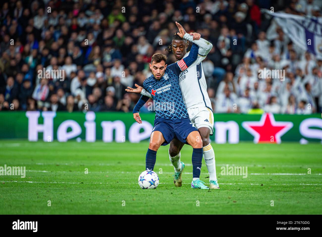 Madrid, Spanien. November 2023. Eduardo Camavinga (R) von Real Madrid und Victor Gomez (L) von Braga im Spiel der UEFA Champions League 2022/23 zwischen Real Madrid und Braga im Bernabeu-Stadion. Real Madrid 3:0 Braga. (Foto: Alberto Gardin/SOPA Images/SIPA USA) Credit: SIPA USA/Alamy Live News Stockfoto