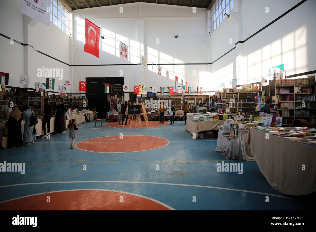 9. November 2023: Azaz, Syrien. November 2023. Die vierte Azaz Buchmesse findet in der Stadt Azaz nordwestlich von Aleppo statt. Die Buchmesse präsentierte eine große Auswahl an Büchern aus arabischen, syrischen und türkischen Verlagen in verschiedenen Bereichen für Erwachsene und Kinder. Mehrere Verlage, Bibliotheken sowie Bildungs- und Kulturinstitutionen waren an der Veranstaltung beteiligt. Eine Reihe von Gemälden, auch auf Gaza, wurden auch auf der Buchmesse ausgestellt (Credit Image: © Juma Mohammad/IMAGESLIVE via ZUMA Press Wire) NUR REDAKTIONELLE VERWENDUNG! Nicht für kommerzielle ZWECKE! Stockfoto