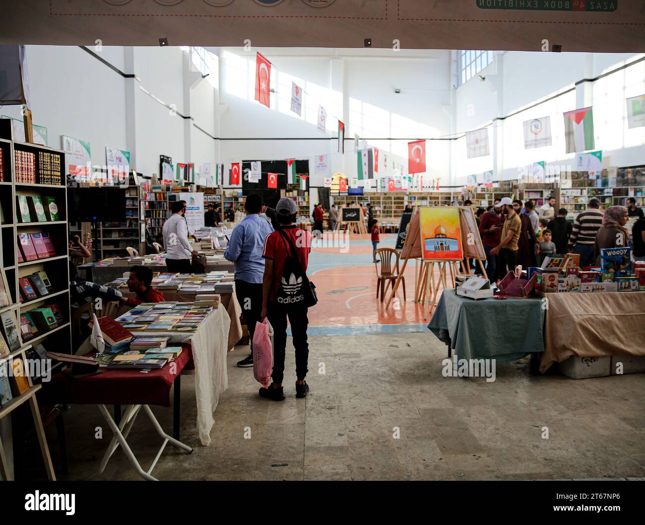 9. November 2023: Azaz, Syrien. November 2023. Die vierte Azaz Buchmesse findet in der Stadt Azaz nordwestlich von Aleppo statt. Die Buchmesse präsentierte eine große Auswahl an Büchern aus arabischen, syrischen und türkischen Verlagen in verschiedenen Bereichen für Erwachsene und Kinder. Mehrere Verlage, Bibliotheken sowie Bildungs- und Kulturinstitutionen waren an der Veranstaltung beteiligt. Eine Reihe von Gemälden, auch auf Gaza, wurden auch auf der Buchmesse ausgestellt (Credit Image: © Juma Mohammad/IMAGESLIVE via ZUMA Press Wire) NUR REDAKTIONELLE VERWENDUNG! Nicht für kommerzielle ZWECKE! Stockfoto