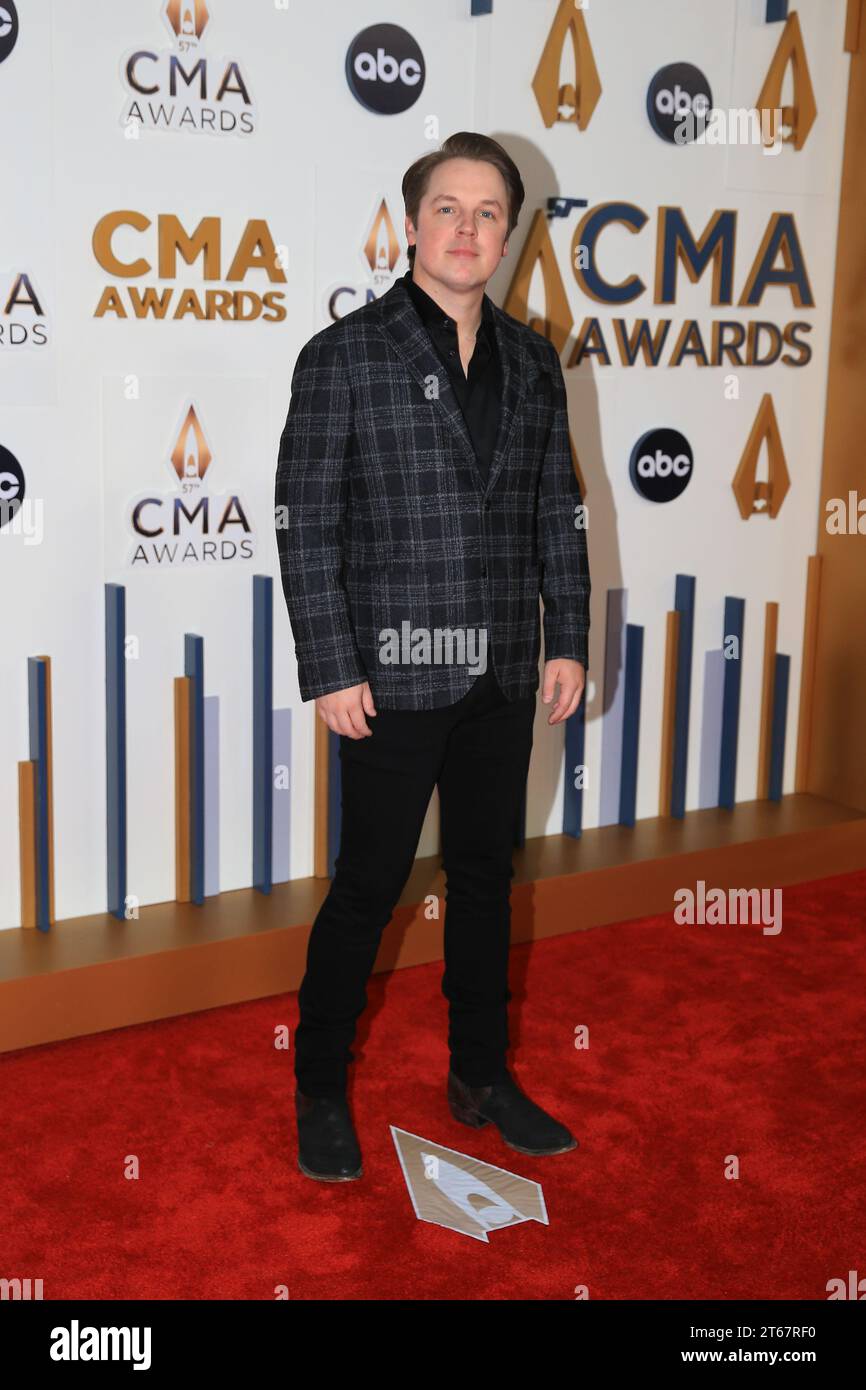 Nashville, Usa. November 2023. Travis Denning kommt am Mittwoch, den 8. November 2023, bei den 57. CMA Awards in der Bridgestone Arena in Nashville, Tennessee an. (Foto von Justin Renfroe/SIPA USA) Credit: SIPA USA/Alamy Live News Stockfoto