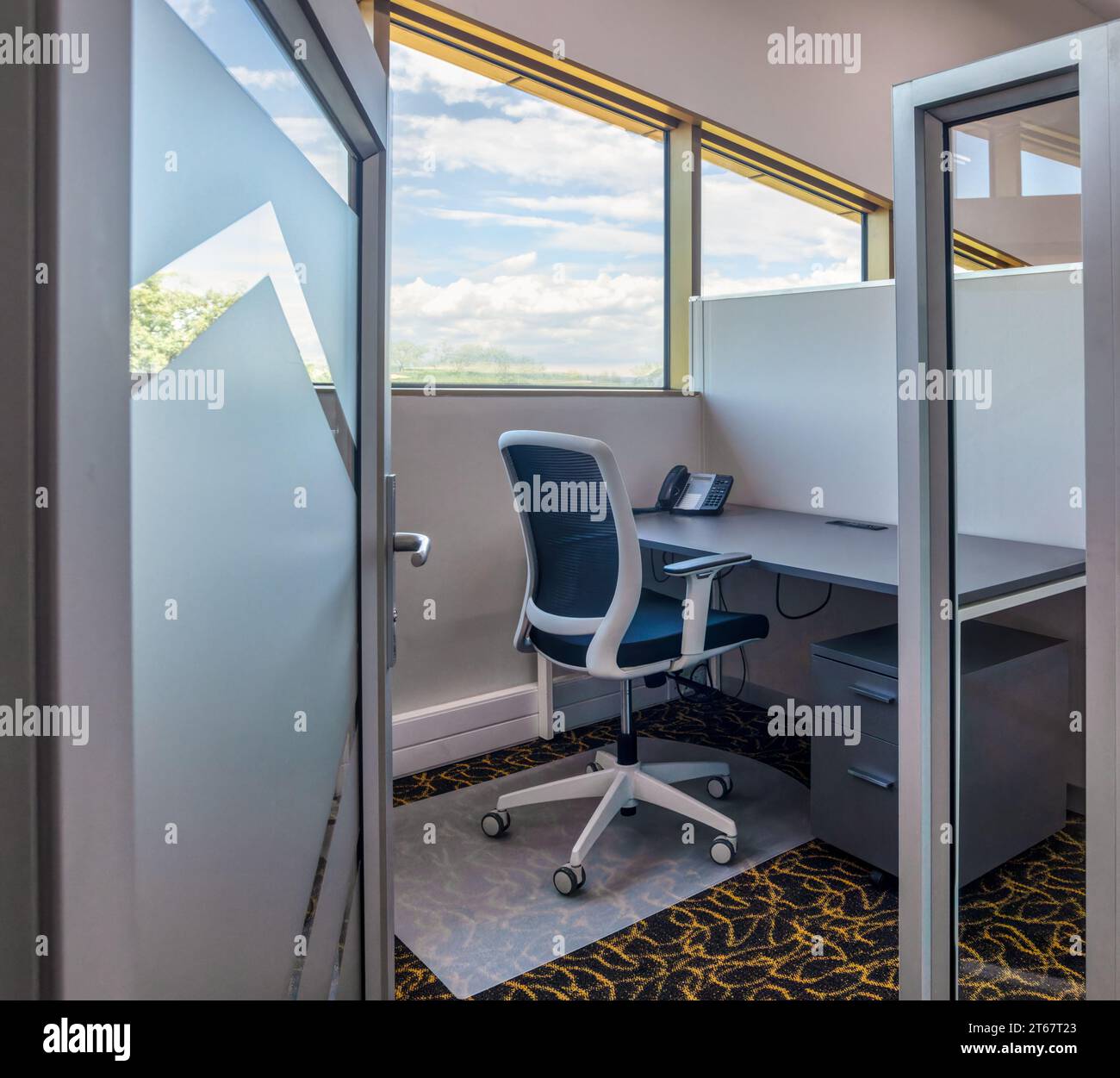 Generisches ordentliches und leeres Cubical in einem Büroraum in einem Call Center. Blick auf den Himmel Stockfoto