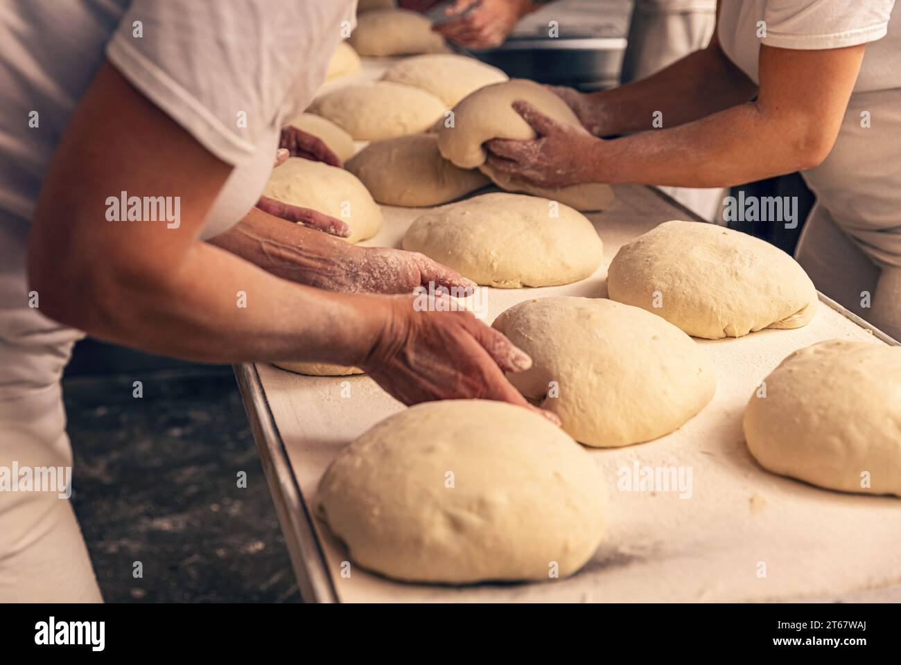 Bäcker Formen Brotteig in einer Bäckerei. Bäckerei-Konzept. Stockfoto