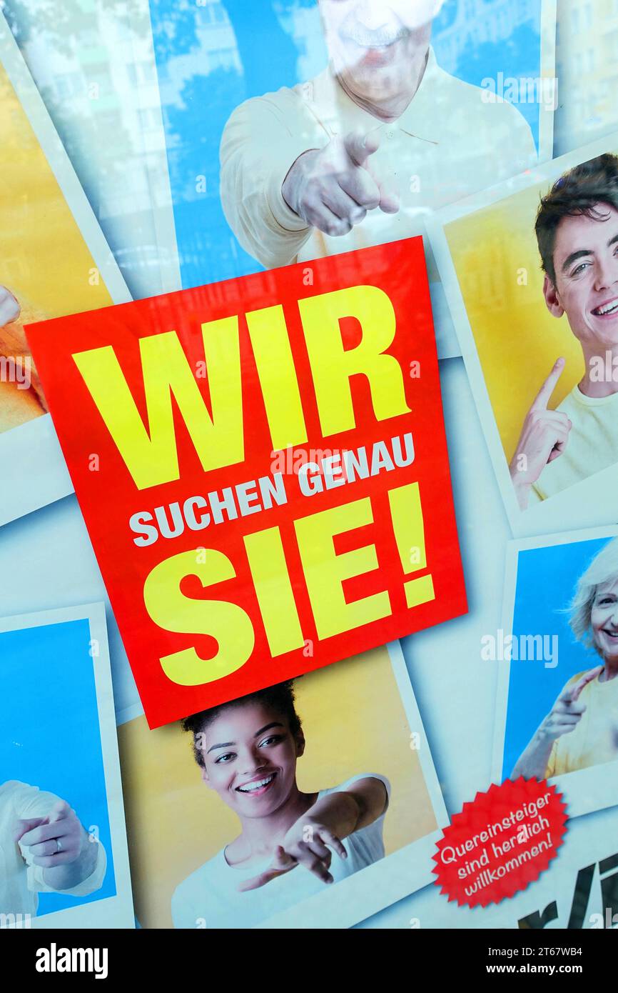 WIR SUCHEN GENAU Sie - Mitarbeitersuche - Werbung für einen Arbeitsplatz - Berlin, Deutschland, DEU, Deutschland, DE, DE, 10.10.2023 - Berlin Bezrik Charlottenburg-Wilmersdorf: Aufkleber an einem Schaufenster mit der Aufschrift: WIR SUCHEN GENAU Sie *** wir SUCHEN GENAU Sie Mitarbeitersuche Stellenanzeige für einen Job Berlin, Deutschland, DEU, Deutschland, DE, DE, Deutschland, DE, DE, DE, 10 10 2023 Berlin Bezrik Charlottenburg Wilmersdorf Aufkleber auf einem Schaufenster mit der Aufschrift wir SUCHEN GENAU Sie Stockfoto