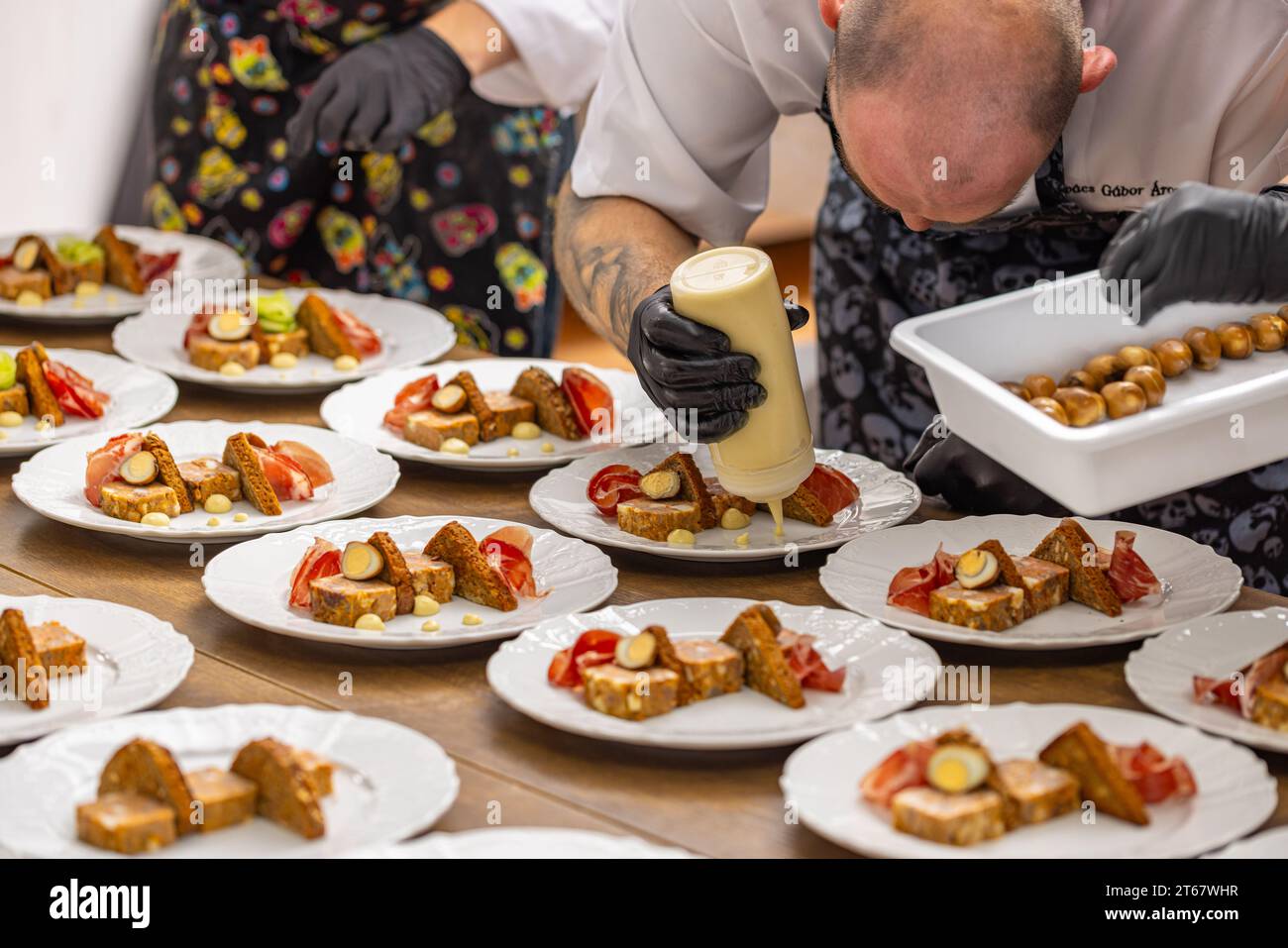 Szene verkörpert die Kunst der kulinarischen Präsentation in einer professionellen Küche. Stockfoto