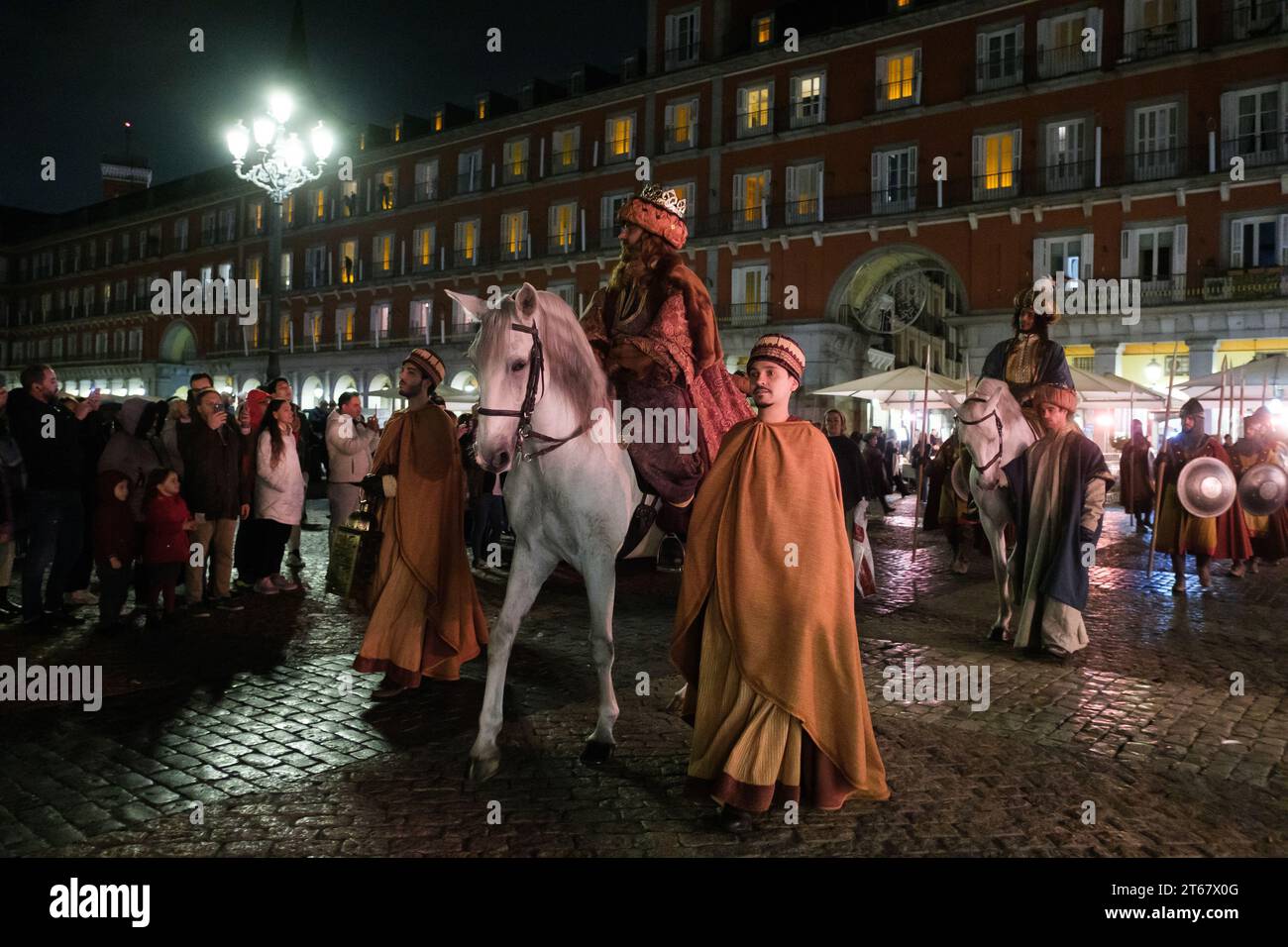 Schauspieler der Firma PUY DU FOU ziehen über den Hauptplatz von Madrid, um die Weihnachtszeit zu fördern. November 2023 Spanien Stockfoto