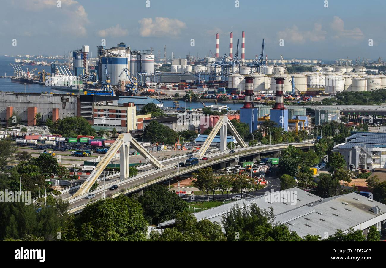 Ein Blick aus der Vogelperspektive auf ein Industriegebiet in Jurong im Westen Singapurs. Jurong Island liegt im Hintergrund. Stockfoto