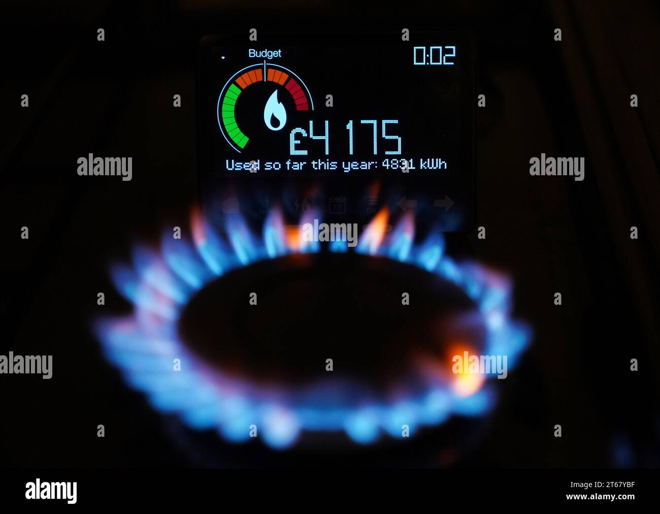 Dateifoto vom 23.04/2022, ein tragbares intelligentes Messgerät auf einem Kochfeld, das die Kosten für den Energieverbrauch eines Haushalts in einem Haus in Dorset anzeigt. Sechs der größten Gas- und Stromversorger Großbritanniens werden 10,8 Millionen Pfund an die Energieüberwachung auszahlen, nachdem sie das erste jährliche Ziel im Rahmen eines Anstoßes der Regierung zur Installation intelligenter Zähler in ganz Großbritannien nicht erreicht haben. Ofgem sagte, British Gas, Ovo, Bulb, E.ON, Scottish Power und SSE hätten das Ziel für 2022 um mehr als eine Million intelligente Zähler unterschritten - der erste des vier-Jahres-Plans der Regierung, der im Januar 2022 gestartet wurde. Ausgabedatum: Donnerstag Nein Stockfoto