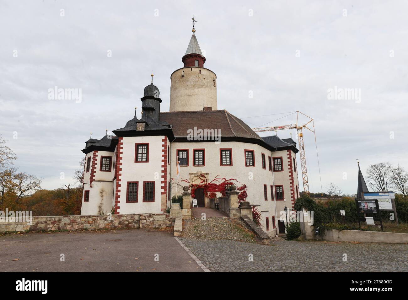 Posterstein, Deutschland. November 2023. Schloss Posterstein im Altenburger Land. Hier wurde der Grundstein für den Wiederaufbau des Nordflügels gelegt. Die Gesamtkosten belaufen sich auf vier Millionen Euro. Quelle: Bodo Schackow/dpa/Alamy Live News Stockfoto