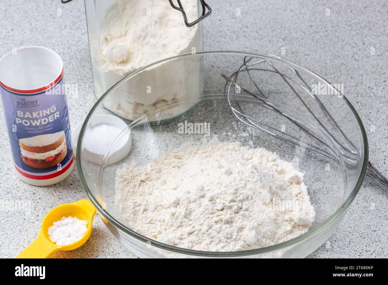 Backpulver, das in eine Schüssel Mehl gegeben werden kann Stockfoto