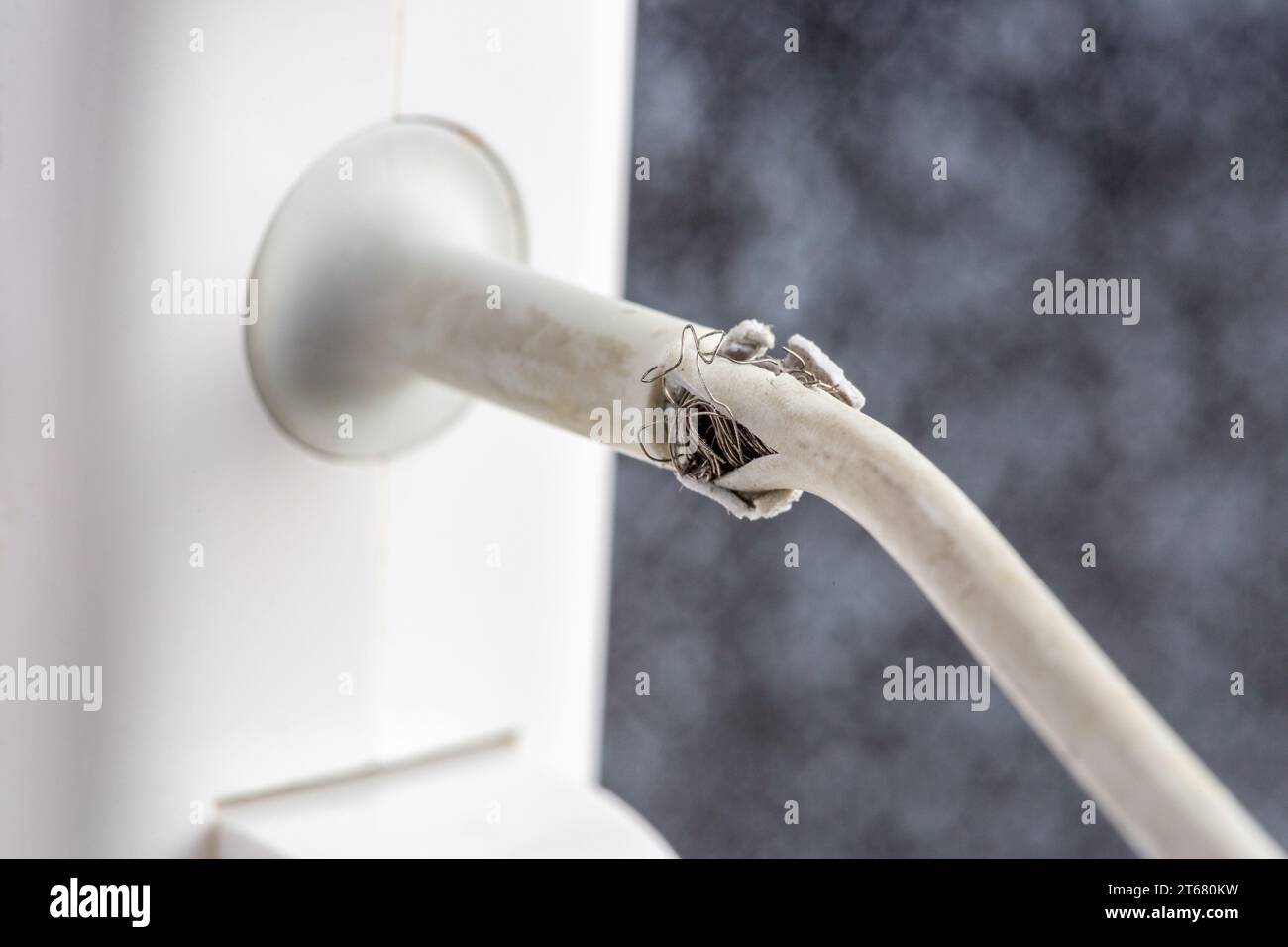 Defektes Netzkabel Des Laptop-Ladegeräts Stockfoto