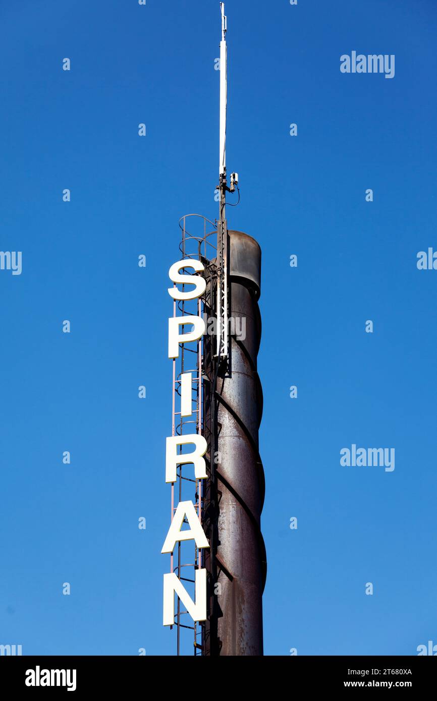 Robertsfors, Norrland Schweden - 10. Juni 2023: Ein Schornstein mit dem Text - der Turm Stockfoto