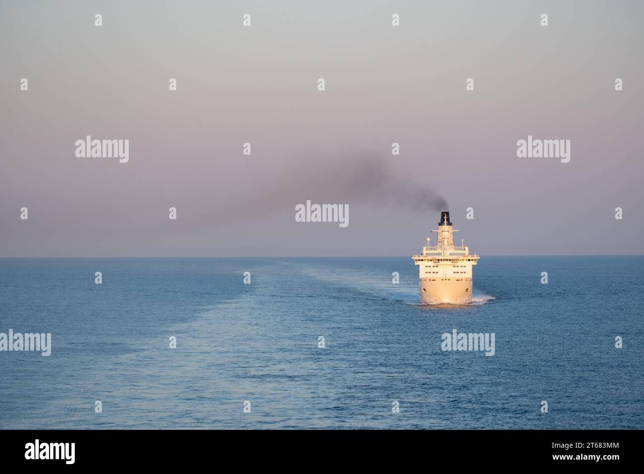 Sonnenaufgang am frühen Morgen an Bord der Fähre mit Übernachtung von Barí in Italien zum Hafen Dürres in Albanien Stockfoto