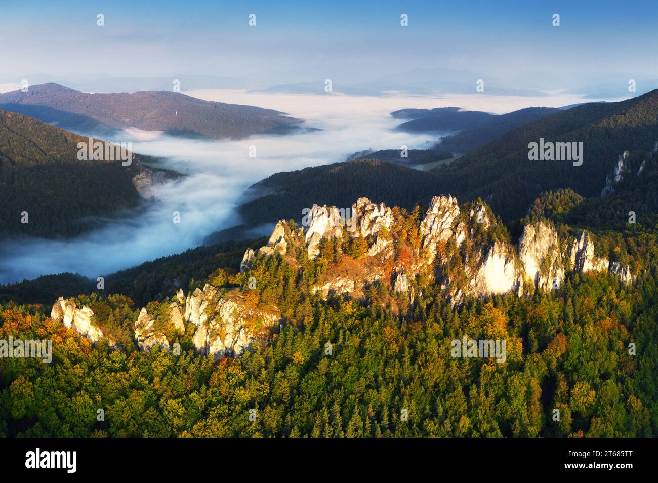 Fantastische Bergpanorama-Landschaft bei Sonnenaufgang. Slowakei - Sulov Stockfoto