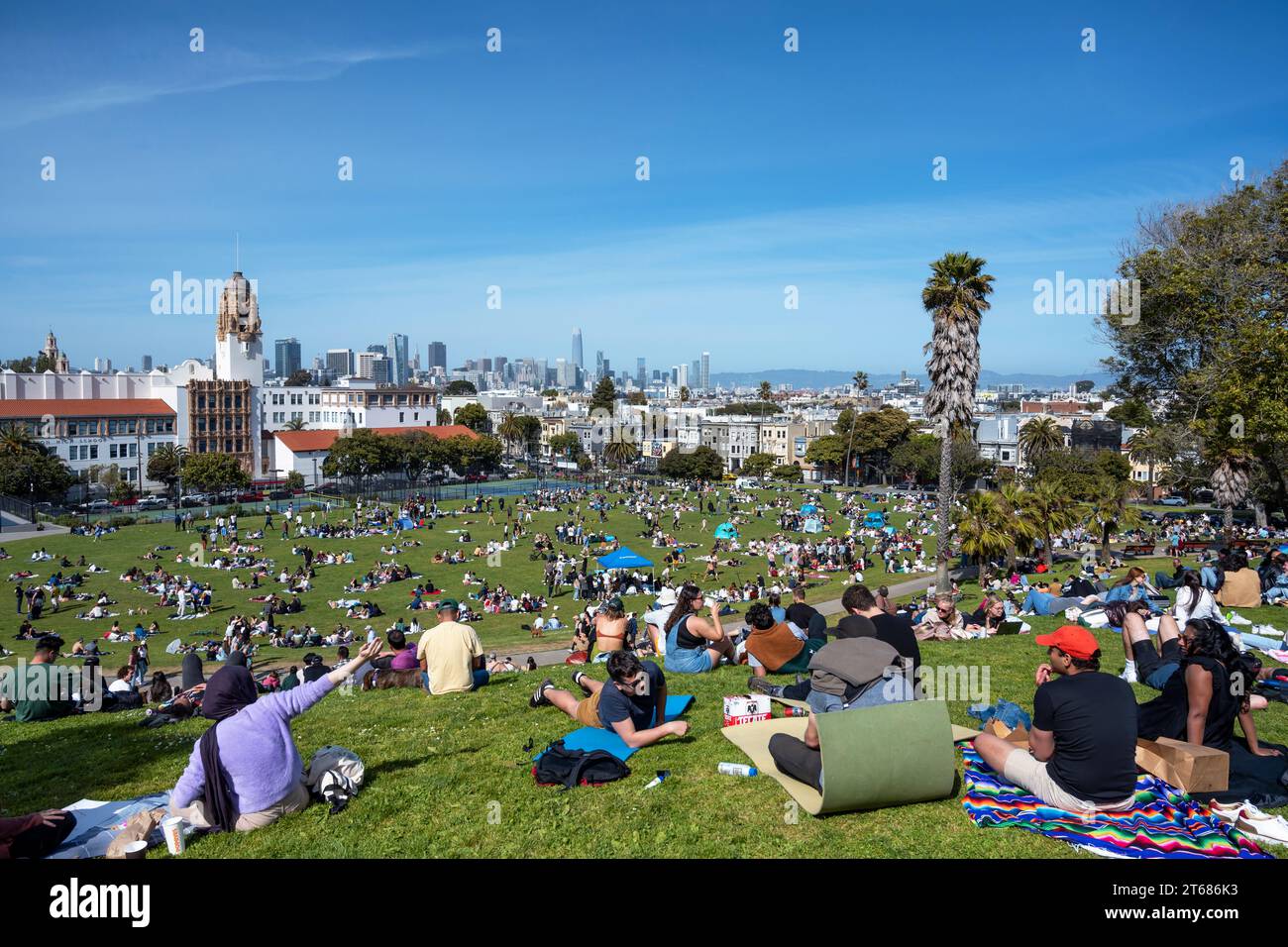 San Francisco, Kalifornien - 25. April 2023: Im Mission Dolores Park genießen die Menschen im Frühling ihre Freizeit vor blauem Himmel Stockfoto