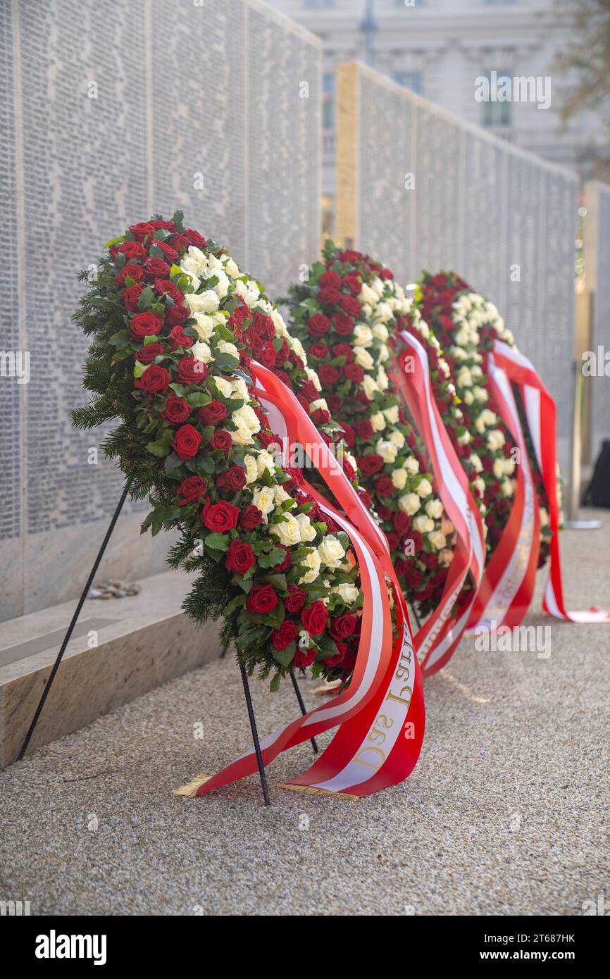 Wien, Österreich. 9. November 2023. Kranzniederlegung der österreichischen Bundesregierung in Gedenken an die Novemberpogrome 1938 im Ostarrichipark. *** Wien, Österreich 9. November 2023 Wreath-Zeremonie der österreichischen Bundesregierung zum Gedenken an die Novemberpogrome von 1938 im Ostarrichipark Credit: Imago/Alamy Live News Stockfoto