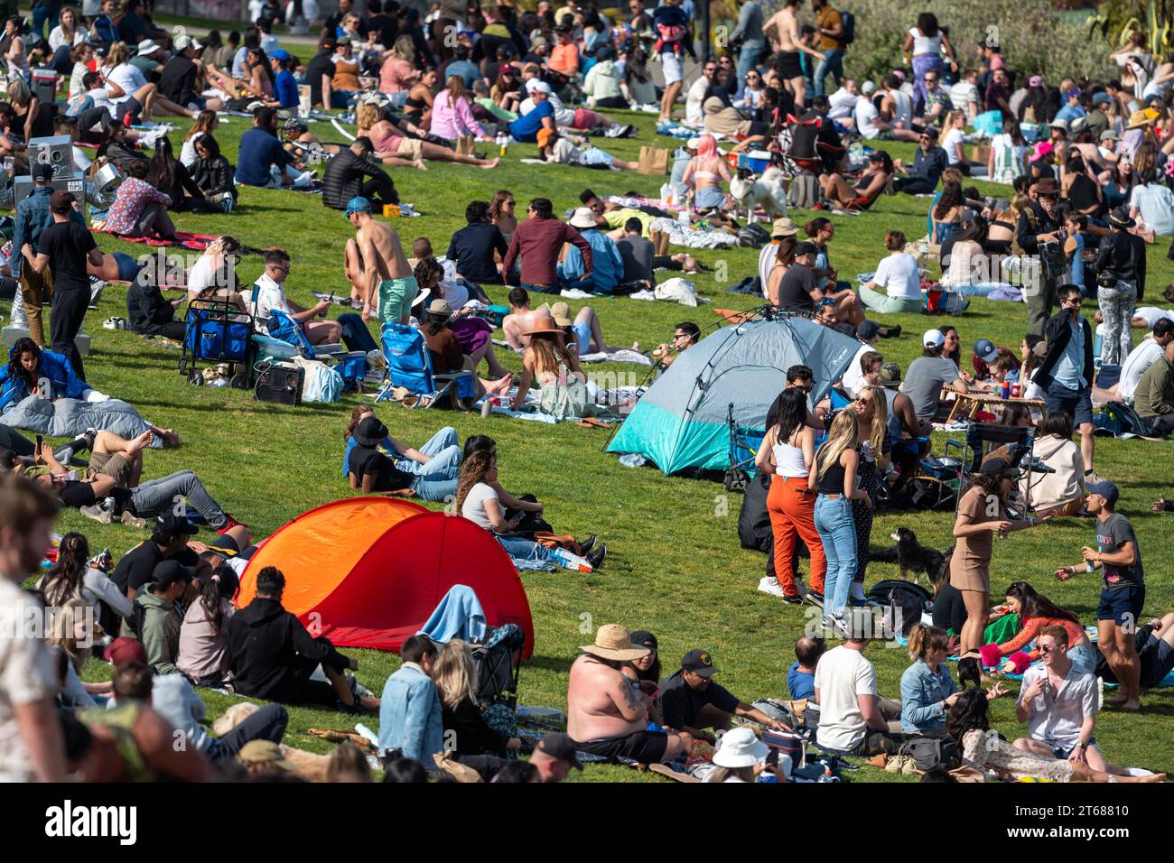 San Francisco, Kalifornien - 25. April 2023: Im Mission Dolores Park genießen die Menschen im Frühling ihre Freizeit vor blauem Himmel Stockfoto