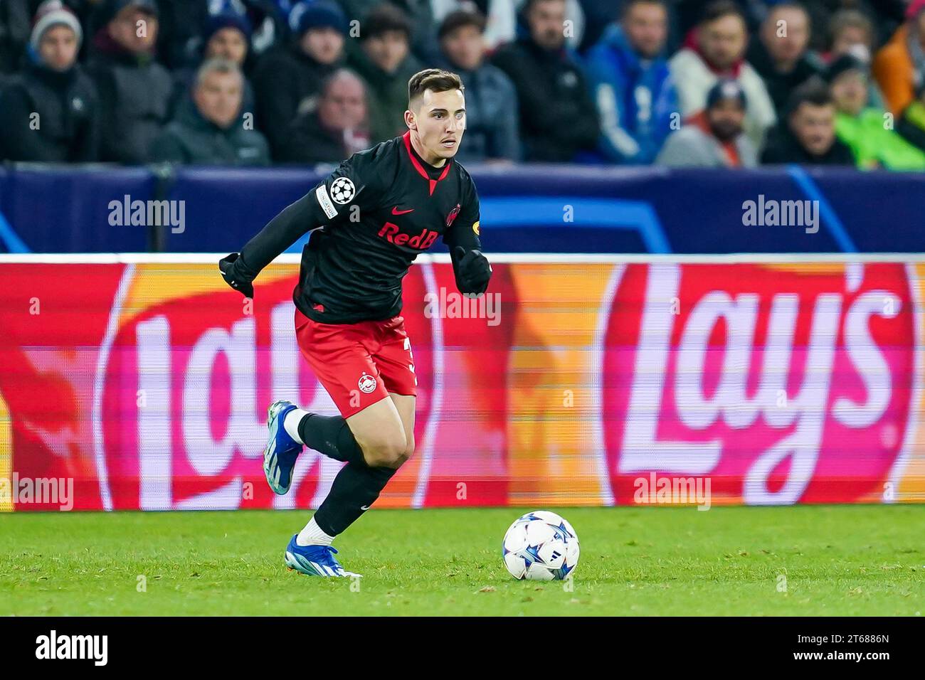 Salzburg, Österreich. November 2023. Salzburg, Österreich, 8. November 2023: Oscar Gloukh (30 Salzburg) kontrolliert den Ball während des UEFA Champions League Gruppe D Fußballspiels zwischen RB Salzburg und Inter in der Red Bull Arena in Salzburg. (Daniela Porcelli/SPP) Credit: SPP Sport Press Photo. /Alamy Live News Stockfoto