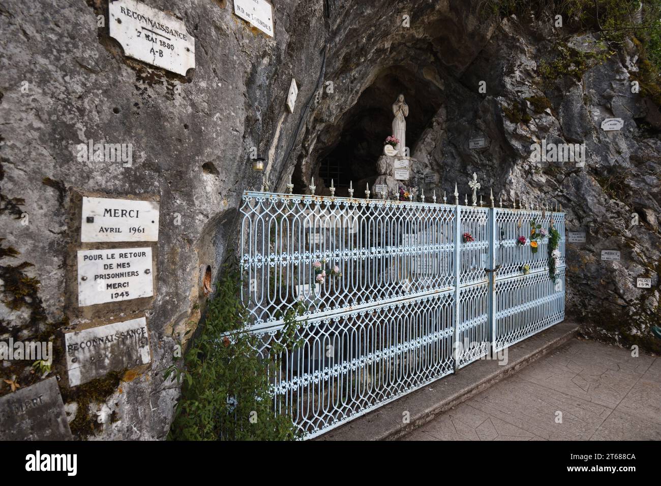 Heilige Höhle, Grotte oder Grotte de Notre-Dame du Lac mit Jungfrau-Maria-Statue Ex-Votos und Gedenktafeln, Taillefer, Duingt Haute-Savoie Frankreich Stockfoto