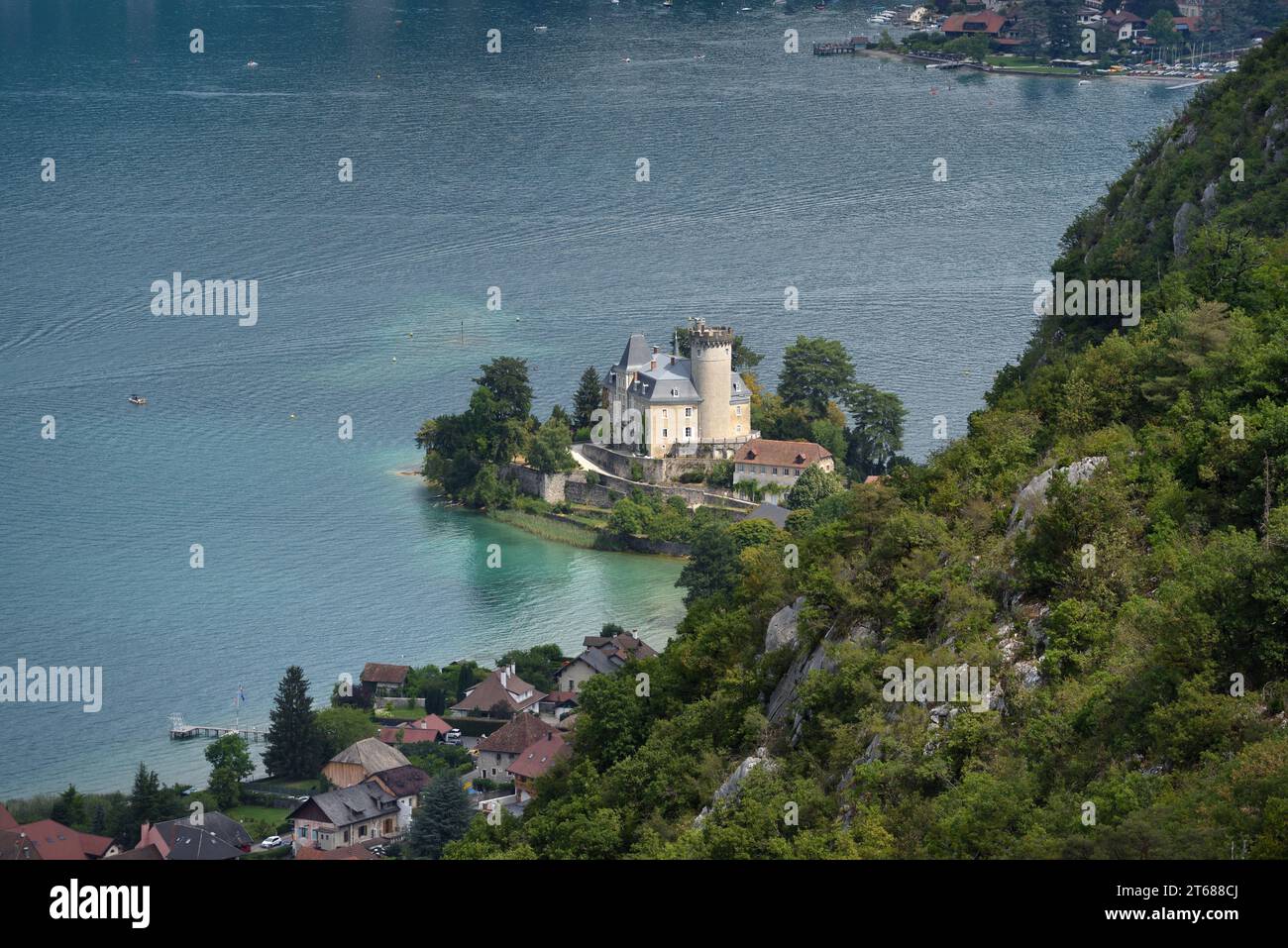 Blick aus der Vogelperspektive oder Hochwinkelblick über das Dorf Duingt am See und den See Annecy oder den Lac d'Annecy Haute Savoie Frankreich Stockfoto