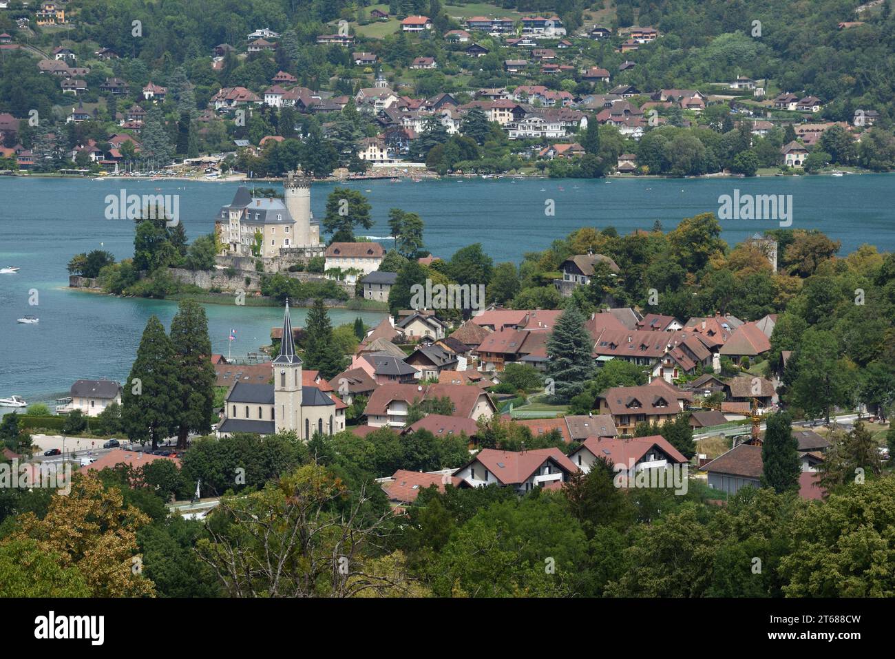Blick aus der Vogelperspektive oder Hochwinkelblick über das Dorf Duingt am See und den See Annecy oder den Lac d'Annecy Haute Savoie Frankreich Stockfoto