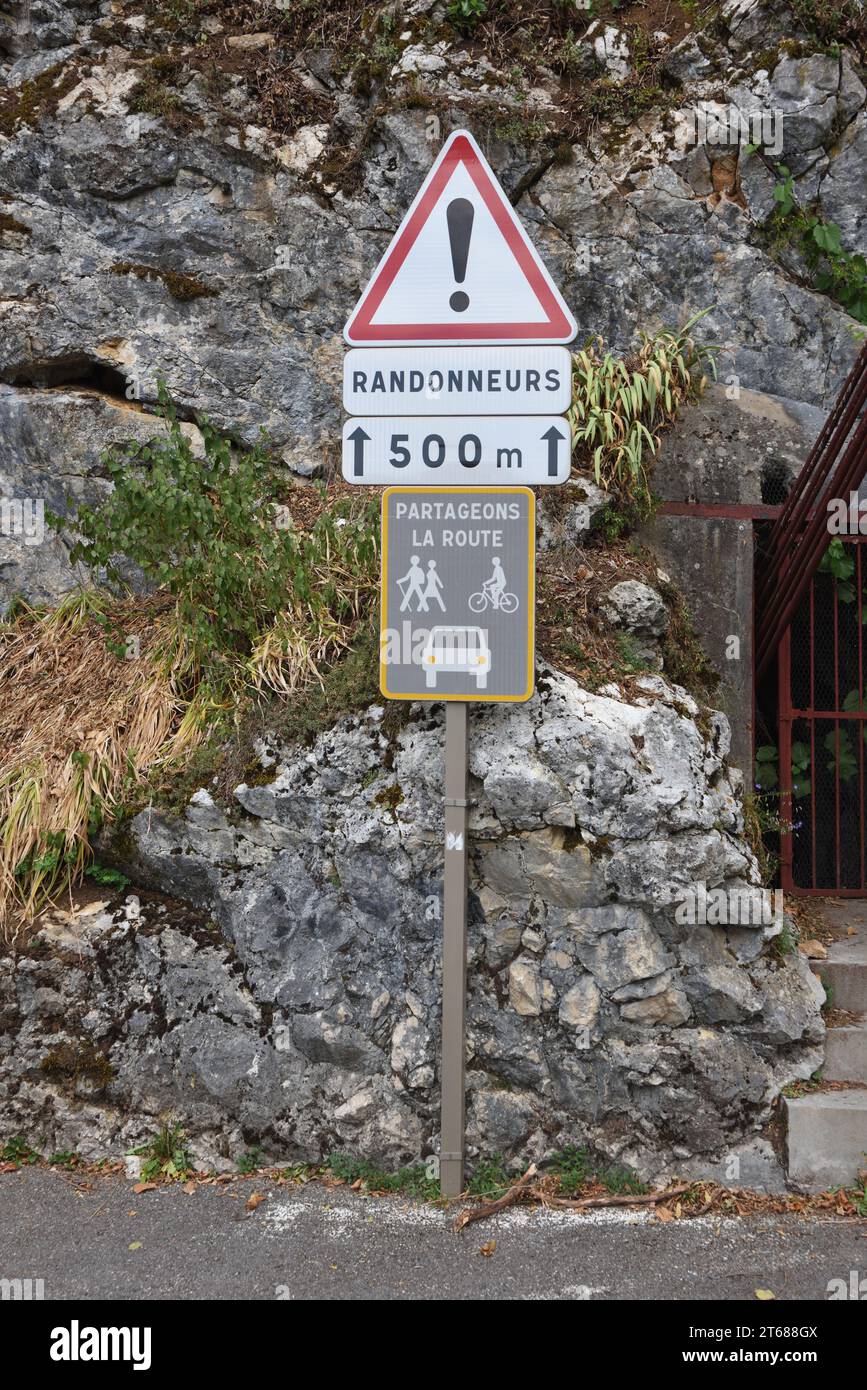 Straßenschild Warnung vor Wanderer und Wanderer auf der Straße und Förderung der gemeinsamen Nutzung von Straßenraum zwischen Wanderer, Radfahrern und Autofahrern Frankreich Stockfoto