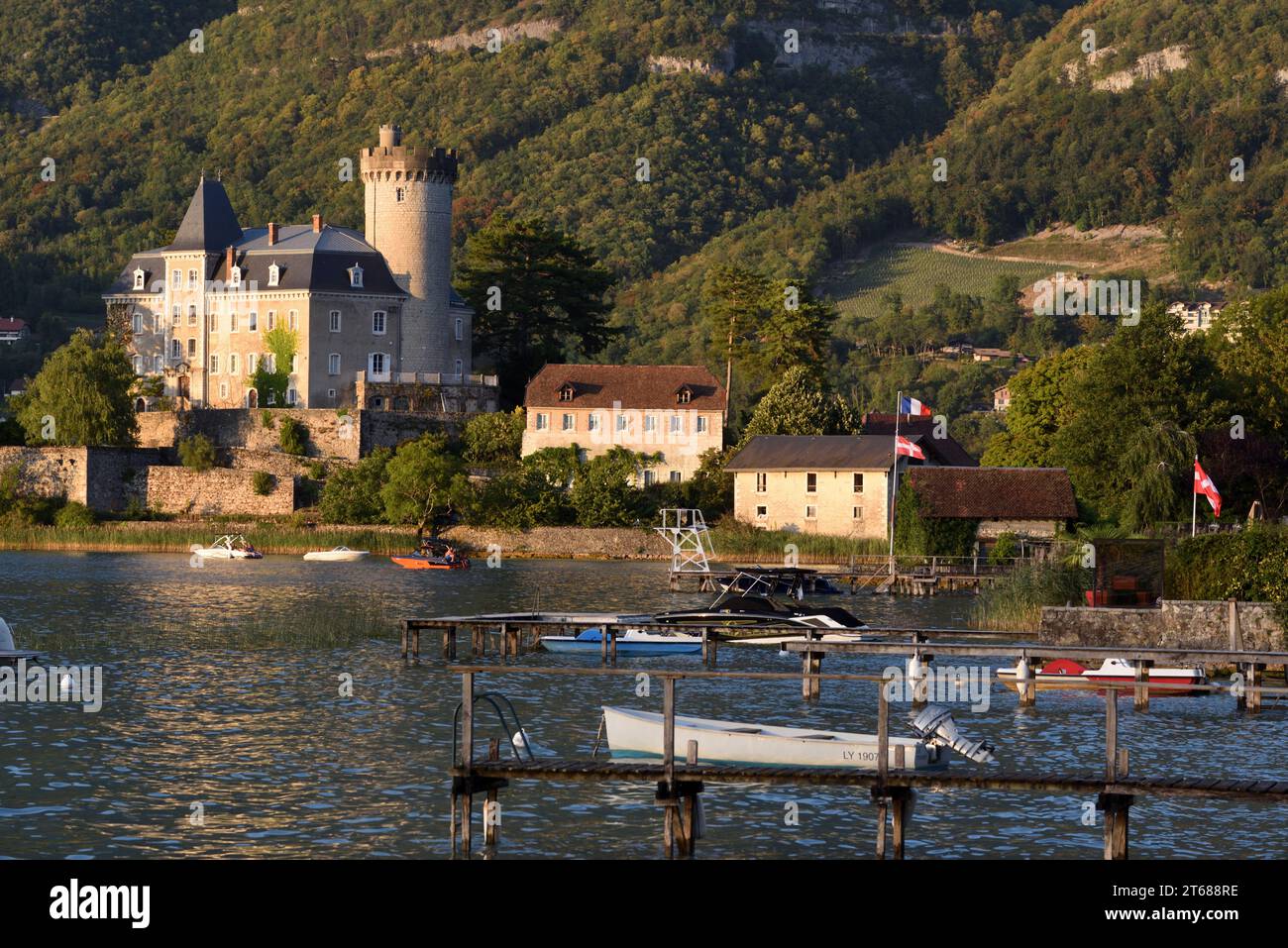 Abenddämmerung oder Sonnenuntergang am Château de Duingt (um 11.), alias Château de Châteauvieux oder Château Ruphy & Duingt Port am See Annecy Haute-Savoie Frankreich Stockfoto