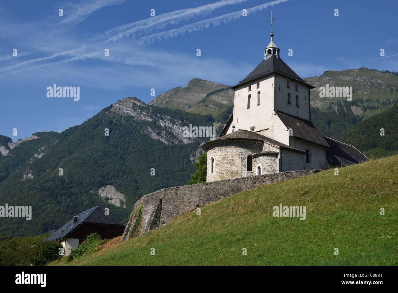 Außenansicht der romanischen Kirche Cléry (um 12.) oder Eglise Saint Jean Baptiste de Cléry, Savoie Frankreich Stockfoto