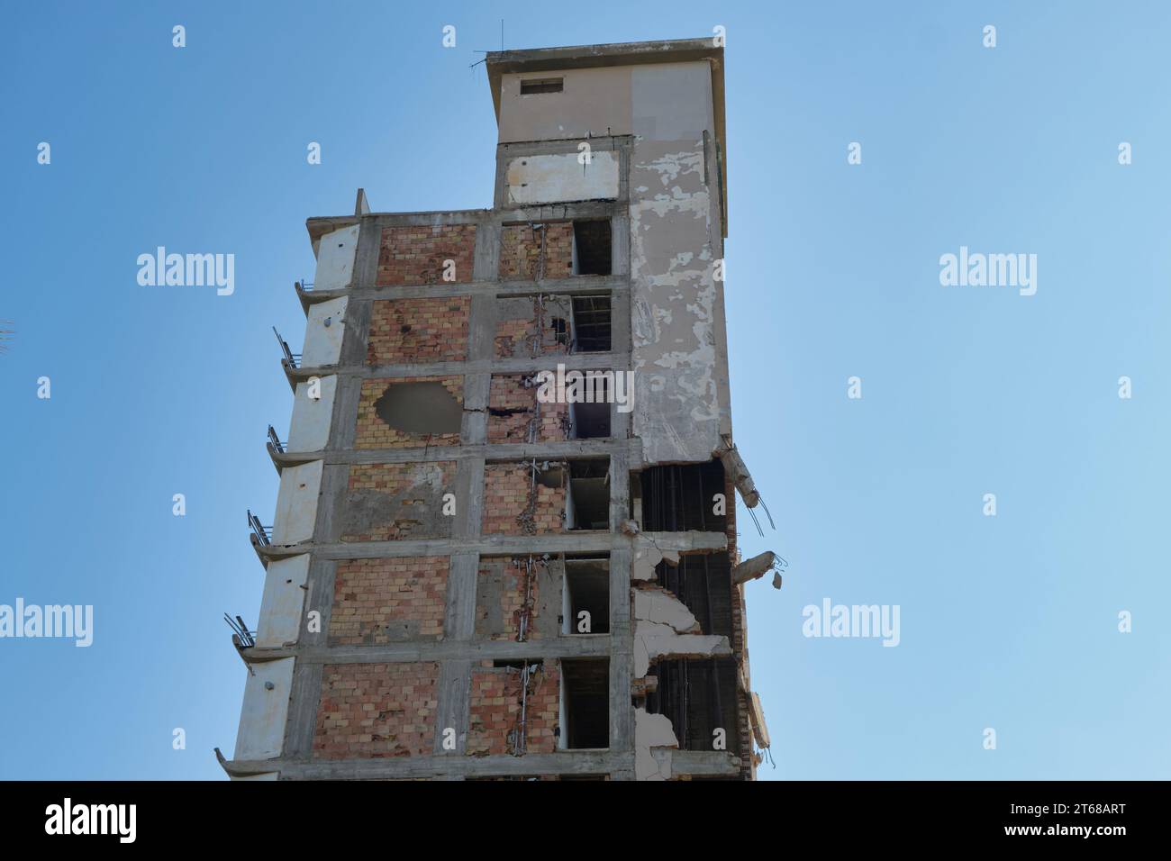 Zerstörtes Hotelgebäude am Palm Beach in Famagusta, unberührt seit der türkischen Invasion auf Zypern im Jahr 1974 Stockfoto