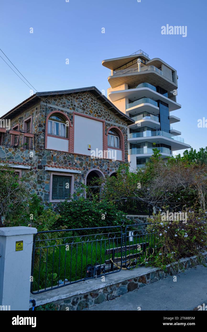 Kontrast in der Architektur; traditionelles Haus und neues 1m Euro Luxusapartment in Larnaca, Zypern Stockfoto