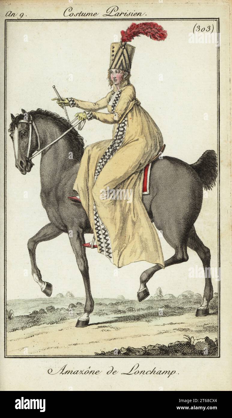 Pferderennerin oder Amazone, die auf der Rennstrecke Longchamp 1801 auf dem Seitensattel reiten. Sie trägt einen hohen Hut im Militärstil und ein langärmeliges Federkleid. Amazone de Lonchamp. Handkolorierter Kupferstich aus Pierre de la Mesangeres Journal des Modes et Dames, Paris, 1801. Die Illustrationen in Band 4 stammen von Carle Vernet, Bosio, Dutailly und Philibert Louis Debucourt. Stockfoto Pferderennerin oder Amazone, die auf der Rennstrecke Longchamp 1801 auf dem Seitensattel reiten. Sie trägt einen hohen Hut im Militärstil und ein langärmeliges Federkleid. Amazone de Lonchamp. Handkolorierter Kupferstich aus Pierre de la Mesangeres Journal des Modes et Dames, Paris, 1801. Die Illustrationen in Band 4 stammen von Carle Vernet, Bosio, Dutailly und Philibert Louis Debucourt. Stockfoto