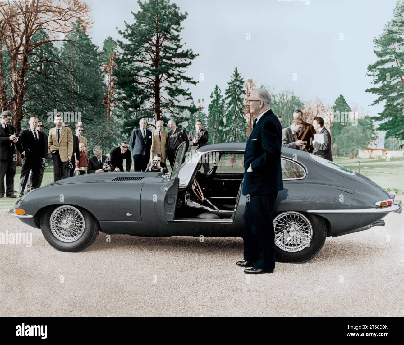 Sir William Lyons präsentiert das Jaguar E-TYPE Coupé 9600 PS am 15. März 1961 im Parc des Eaux Vives der weltweiten Automobilpresse in Genf Stockfoto