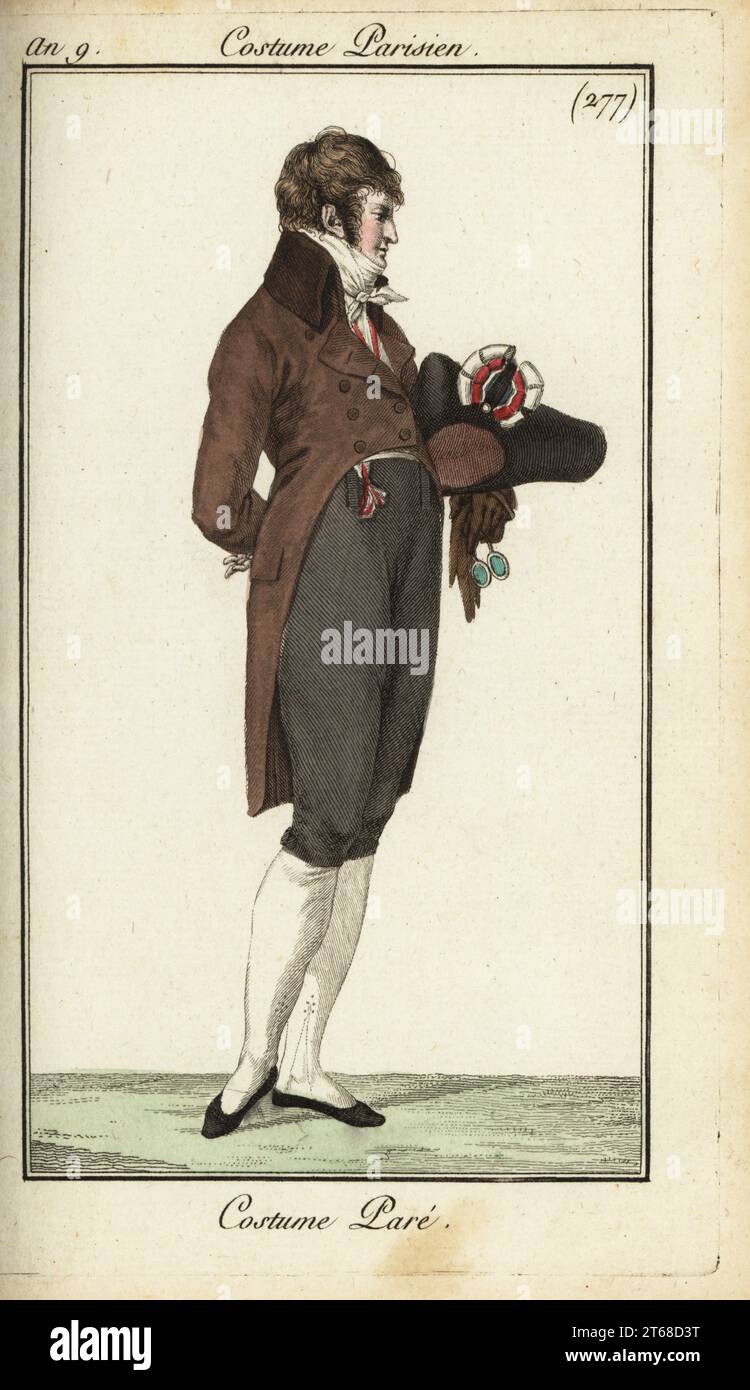 Directoire Gentleman in Gala-Mode mit hochkarätigem Reitmantel, Weste, Krawatte, Hut mit Kakade, 1801. Kostümpare. Handkolorierter Kupferstich aus Pierre de la Mesangeres Journal des Modes et Dames, Paris, 1801. Die Illustrationen in Band 4 stammen von Carle Vernet, Bosio, Dutailly und Philibert Louis Debucourt. Stockfoto
