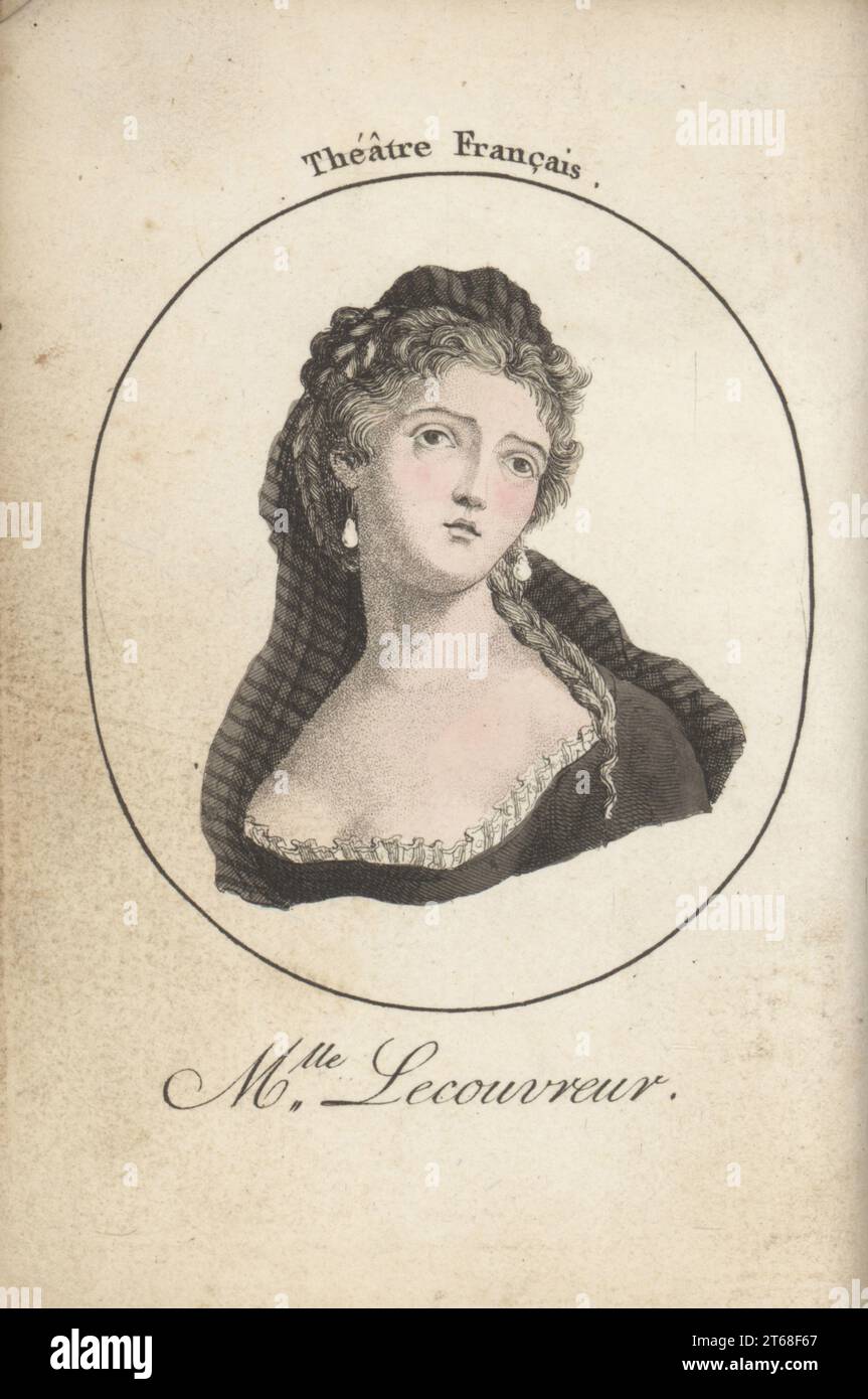 Adrienne Lecouvreur, französische Schauspielerin, die einen naturalistischen Schauspielstil entwickelte, 1692-1730. Aufgeführt in Stücken von Moliere, Racine, Cornille, etc. Im Comedie Francais. Mlle Lecouvreur. Theater Francais. Handkolorierter Kupferstich nach Jacques Grasset Saint-Sauveur von Acteurs et Actrices Cebres, berühmten Schauspielern und Schauspielerinnen, Le Caliz Latour Libraire, Paris, 1808. Stockfoto