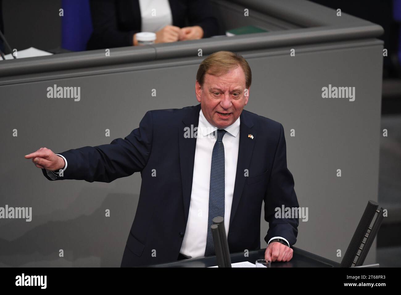 Berlin, Deutschland. November 2023. Ingo Gädechens (CDU) spricht im Plenum des Deutschen Bundestages. Thema ist ein Antrag der CDU/CSU-Fraktion zur nachhaltigen Finanzierung der Bundeswehr. Quelle: Kilian Genius/dpa/Alamy Live News Stockfoto