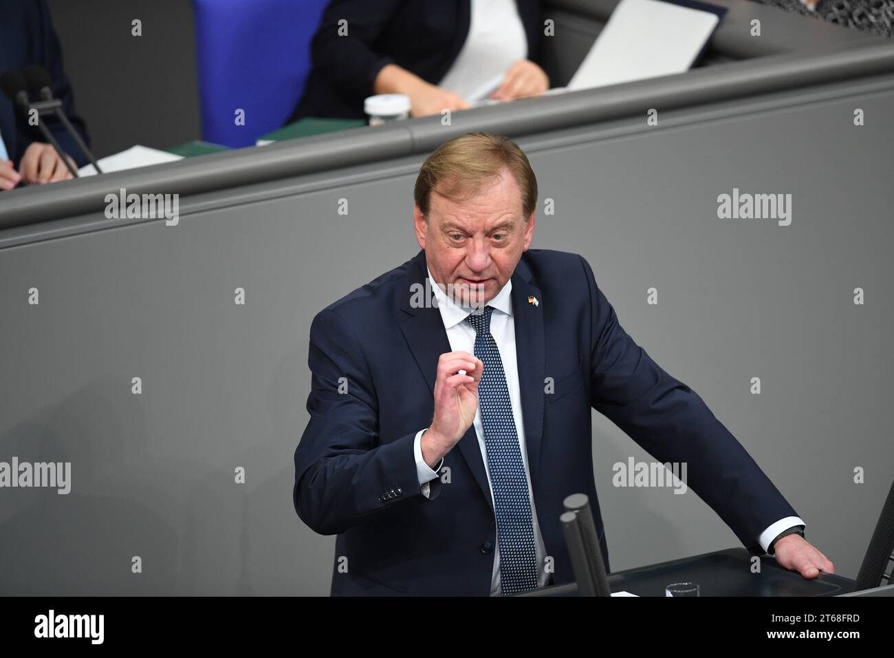 Berlin, Deutschland. November 2023. Ingo Gädechens (CDU) spricht im Plenum des Deutschen Bundestages. Thema ist ein Antrag der CDU/CSU-Fraktion zur nachhaltigen Finanzierung der Bundeswehr. Quelle: Kilian Genius/dpa/Alamy Live News Stockfoto