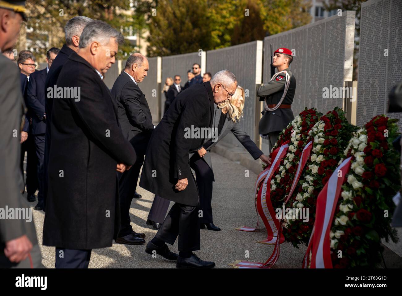 Wien, Österreich. 9. November 2023. Kranzniederlegung der österreichischen Bundesregierung in Gedenken an die Novemberpogrome 1938 im Ostarrichipark. *** Wien, Österreich 9. November 2023 Wreath-Zeremonie der österreichischen Bundesregierung zum Gedenken an die Novemberpogrome von 1938 im Ostarrichipark Stockfoto