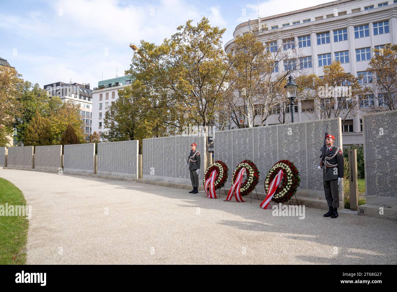 Wien, Österreich. November 2023. Kranzniederlegung durch die österreichische Bundesregierung zum Gedenken an die Novemberpogrome von 1938 im Ostarrichipark. *** Wien, Österreich 9. November 2023 Wreath-Zeremonie der österreichischen Bundesregierung zum Gedenken an die Novemberpogrome von 1938 im Ostarrichipark Stockfoto