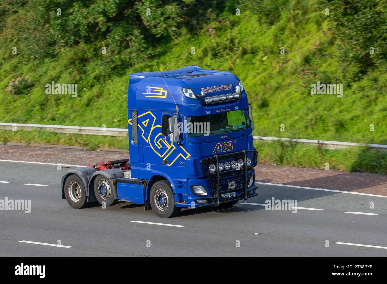 A G T Transport Ltd DAF XF Mid-Lift Euro6 Tractor Unit Cab; Miss Macie Grey & Lily Jane genannt Truck fährt auf der Autobahn M6, Großbritannien Stockfoto