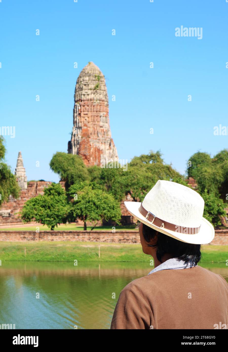 Man bewundert die mittelalterlichen Prang of Wat Phra RAM Tempelruinen im Ayutthaya Historical Park, Thailand Stockfoto