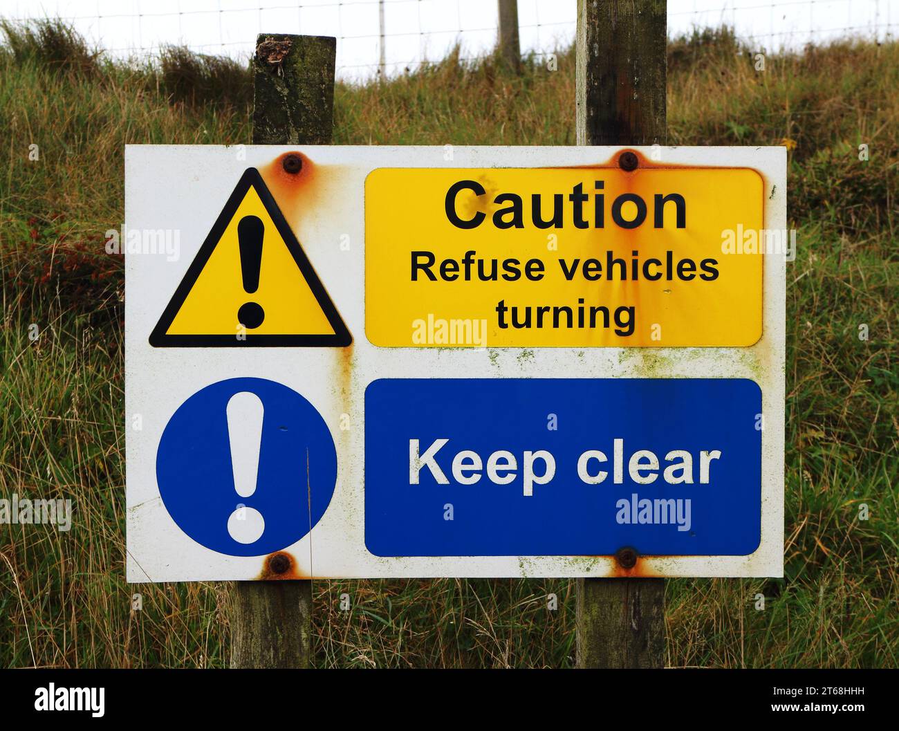 Ein Schild mit „Keep Clear“ und „Caution“ für Müllfahrzeuge, die am Leuchtturm von Tiumpan Head, Isle of Lewis, Outer Hebrides, Schottland, abbiegen. Stockfoto