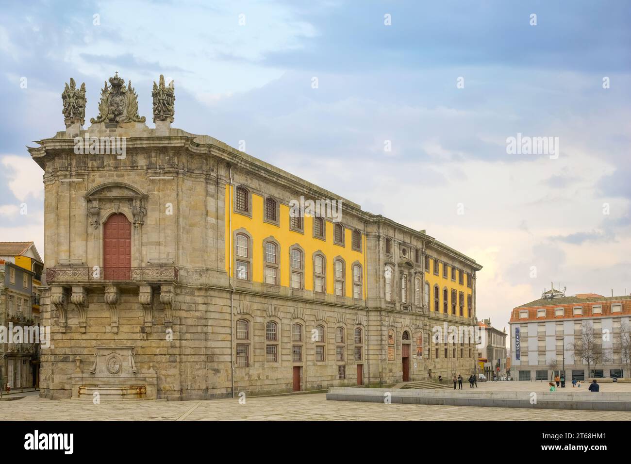 Porto, Portugal, 2023, mittelalterliches Gebäude mit dem portugiesischen Zentrum für Fotografie. Der Ort ist eine Attraktion. Stockfoto