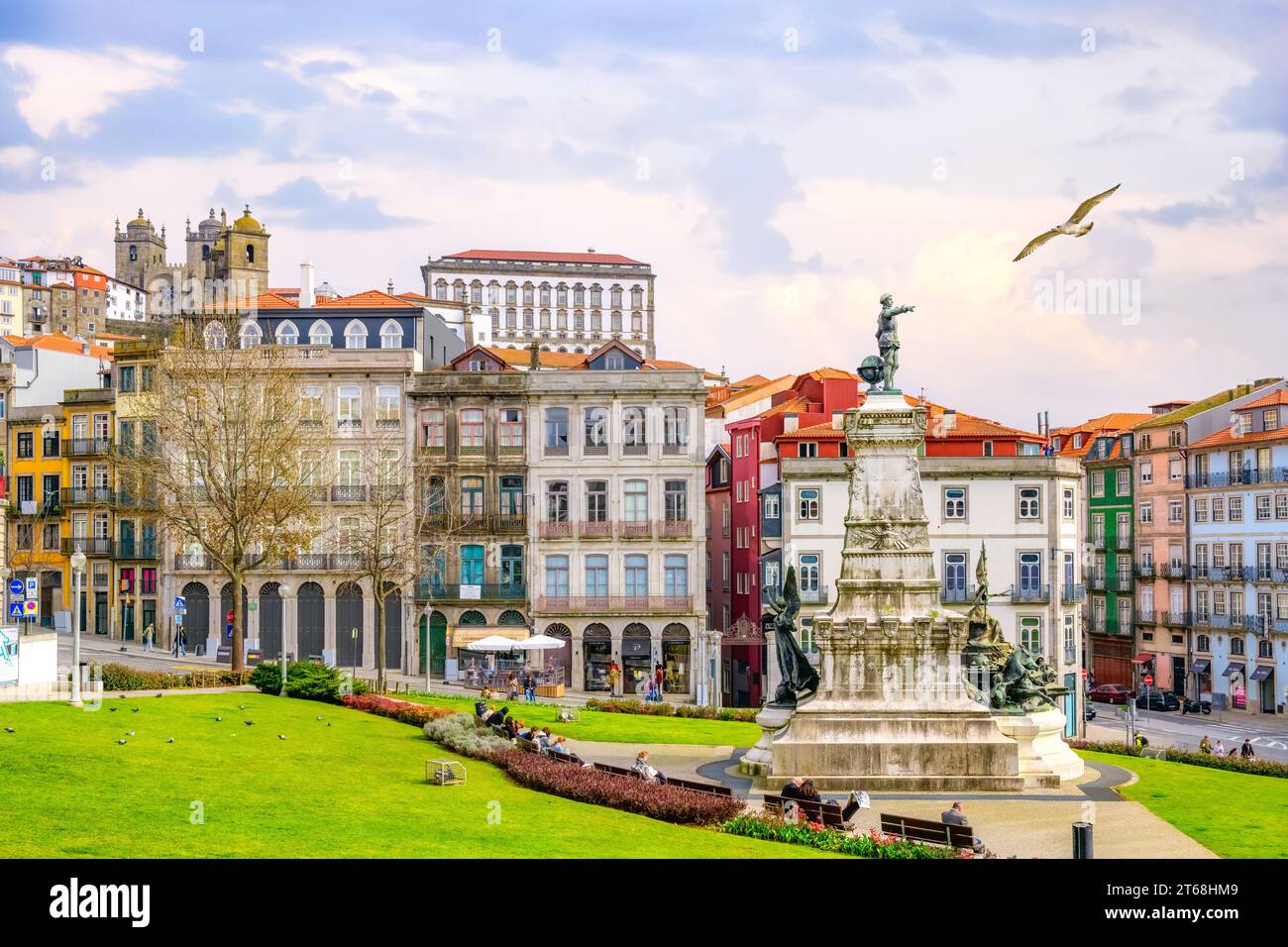 Porto, Portugal, 2023, Stadtbild auf dem Stadtplatz Do Infante, wo sich das Denkmal für Prinz Heinrich dem Seefahrer befindet Stockfoto