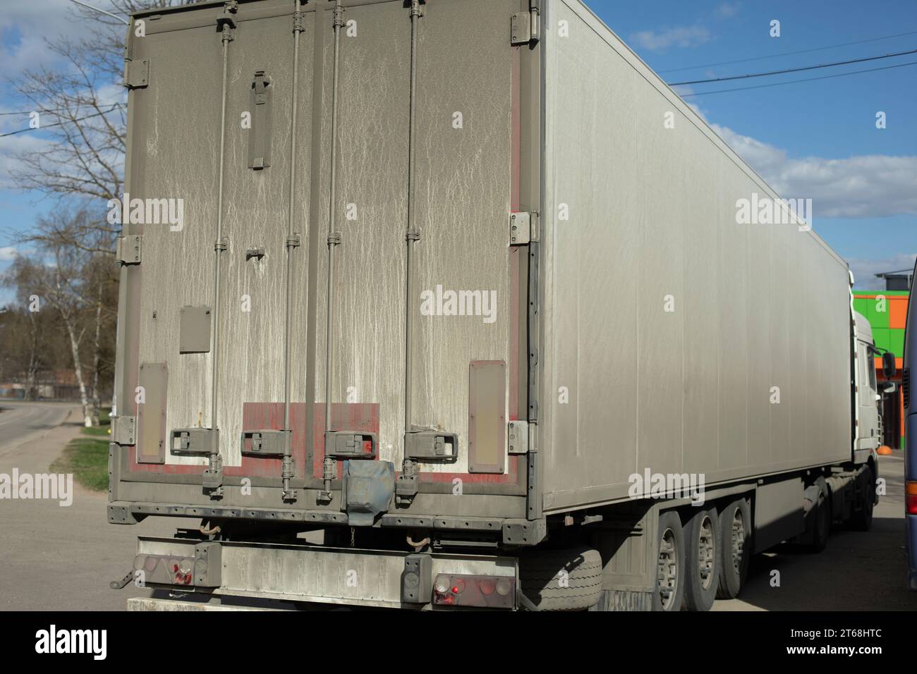 Lkw. Großes Gehäuse. Transport von Gütern. Verschmutzte Lkw-Karosserie. Weiße Karosserie. Stockfoto